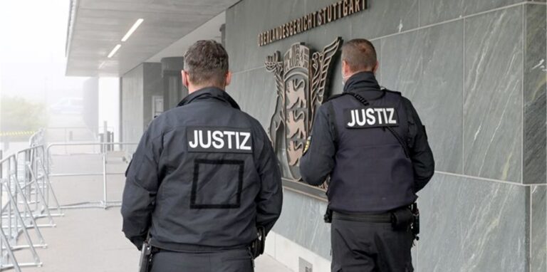 Zwei Justizbeamte vor dem Oberlandesgericht Stuttgart.