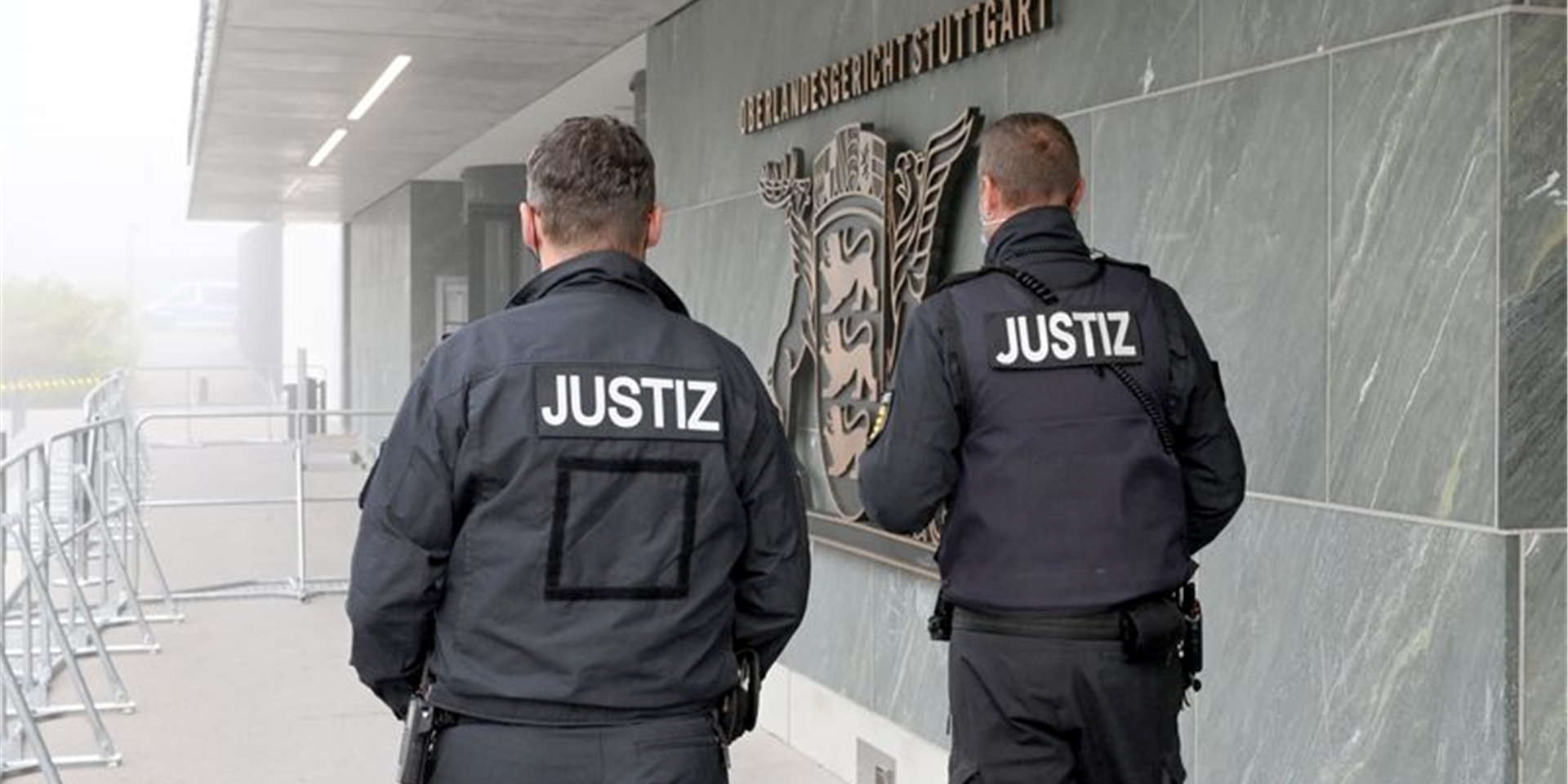 Zwei Justizbeamte vor dem Oberlandesgericht Stuttgart.