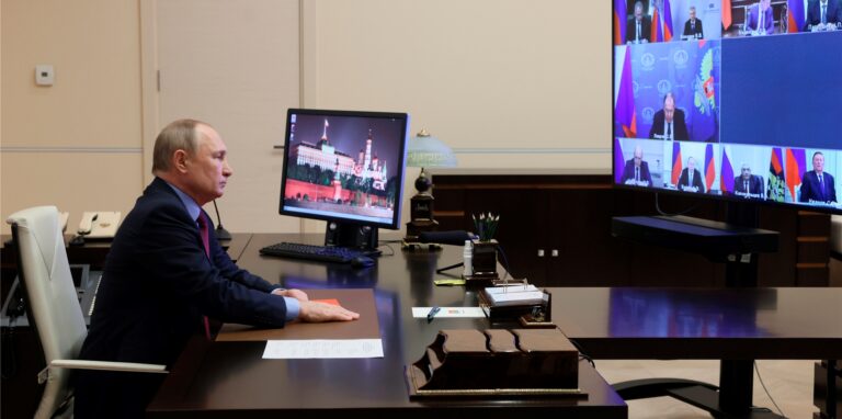 Das von der staatlichen russischen Nachrichtenagentur Sputnik über AP veröffentlichte Pool-Foto zeigt Wladimir Putin, Präsident von Russland.