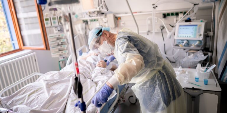 Die Krankenhäuser im Kreis RE haben dem Kreisgesundheitsamt wieder ihre aktuellen Covid-19-Patientenzahlen gemeldet. Hier versorgt ein Pfleger auf einer Intensivstation eine erkrankte Frau.