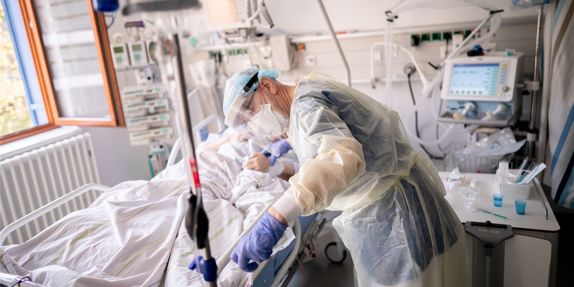 Die Krankenhäuser im Kreis RE haben dem Kreisgesundheitsamt wieder ihre aktuellen Covid-19-Patientenzahlen gemeldet. Hier versorgt ein Pfleger auf einer Intensivstation eine erkrankte Frau.