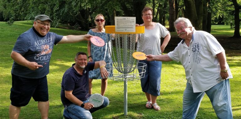 Mitglieder der Familienpartei hatten eine Discgolf-Anlage ausgiebig getestet.