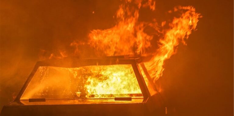 Ein Auto steht in Flammen.