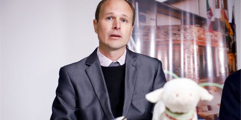 Der Anwalt der zurückgebliebenen Elternteile, Stephan Schultheiss.