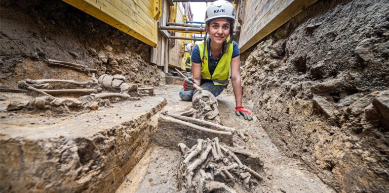 Noela Madrigal gehört zu den Archäologen, die bei Bauarbeiten Skelette und Knochen von 16 verschiedenen Menschen in einem langen ausgehobenen Schacht gefunden haben.