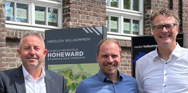 Elmar Nothhelfer von der MOTORWORLD Group (l.) ist bei seinen vielen Besuchen in Herten ein echter Fan der Zechenlandschaft geworden. Hier steht er mit Sebastian Eck (Ruhr Tourismus GmbH, Mitte) und ExtraSchicht-Organisator Dirk Krühler (KW Konzept) vor der Lohnhalle.