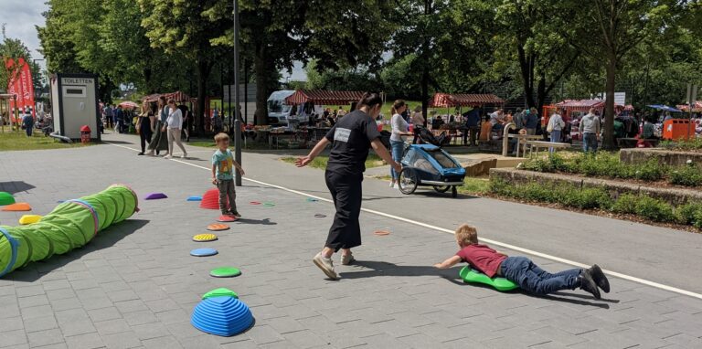 Familienmesse und Trödelmarkt im Bürgerpark Maria Lindenhof kamen am Samstag (11. Juni) gut bei den Besuchern an.