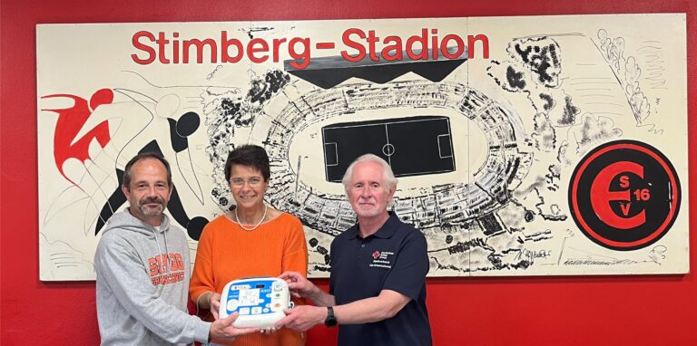 Zwei Männer und eine Frau stehen vor einer Planskizze des Stimbergstadions
