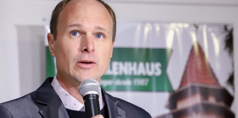 Stephan Schultheiss, Anwalt der in Deutschland lebenden Elternteile zweier mutmaßlich entzogenen Mädchen, spricht auf einer Pressekonferenz im Hotel Westfalenhaus über die mutmaßliche Kindesentziehung.