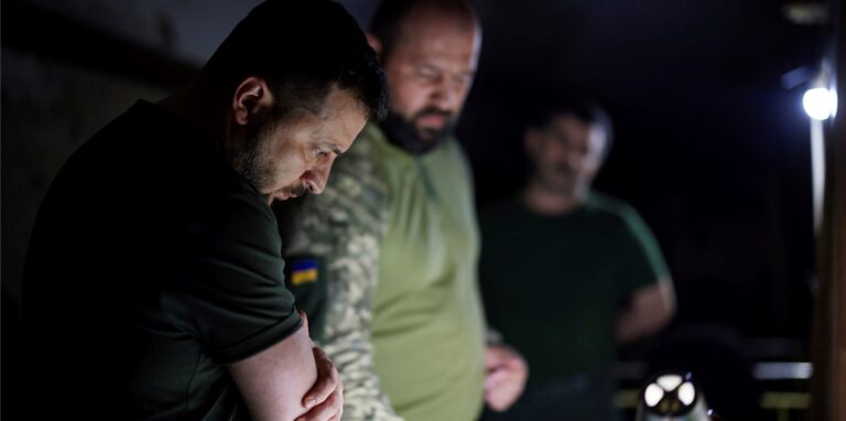 Auf diesem vom Pressebüro des ukrainischen Präsidenten zur Verfügung gestellten Foto hört Wolodymyr Selenskyj, Präsident der Ukraine, einem Bericht eines Soldaten nahe der Frontlinie in der Region Donezk.