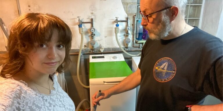 Kolumnistin Nora Varga steht mit ihrem Vater vor ihrer Waschmaschine.
