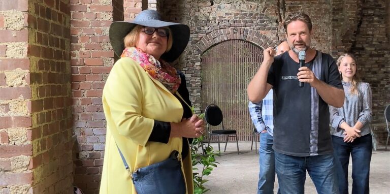 Andreas Weidner (r.) und weitere Vorstandsmitglieder des Orangerie-Fördervereins bedanken sich bei der Vorsitzenden Susanne Fiedler (.) mit einem Orangen-Bäumchen für ihr Engagement.