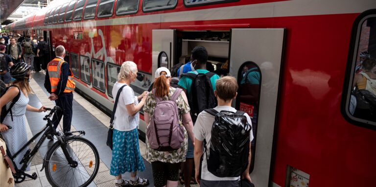 Fahrgäste steigen in einen überfüllten Regionalexpress.