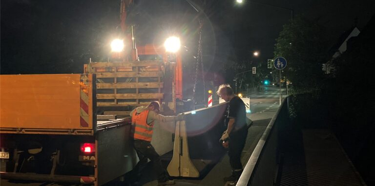 Die Bauarbeiten in der Nacht zum Sonntag: Das Aufstellen der jeweils zwei Tonnen schweren Beton-Elemente auf der Brücke ist Zentimeterarbeit. Es soll nur so viel Platz auf dem Geh- und Radweg blockiert werden wie unbedingt nötig.