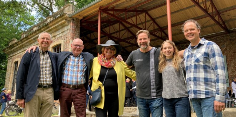 Das Vorstandsteam des Fördervereins hat lange für die Sicherung und Überdachung der Orangerie gekämpft, einige seit der Vereinsgründung im Jahr 2016 (v.l.): Horst Urban, Theo Kösters, Susanne Fiedler, Andreas Weidner, Isabelle Günther und Architekt Frank Günther.