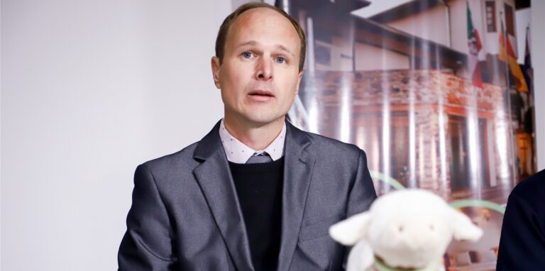 Stephan Schultheiss, Anwalt der in Deutschland lebenden Elternteile zweier mutmaßlich entzogenen Mädchen, spricht auf einer Pressekonferenz im Hotel Westfalenhaus über die mutmaßliche Kindesentziehung.