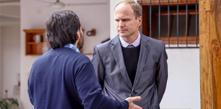 Stephan Schultheiss (r), Anwalt der in Deutschland lebenden Elternteile zweier mutmaßlich entzogenen Mädchen, spricht mit Dante Leguizamon (l), Vertreter einer lokalen Behörde für Kinder- und Jugendrechte, vor einer Pressekonferenz im Hotel Westfalenhaus.