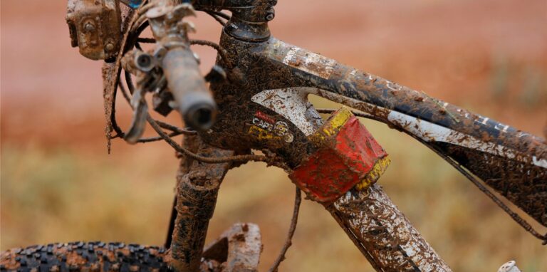Ein verdrecktes, mit Schlammbedecktes Mountain Bike. Im Bikepark Winterberg können Moutain Bike-Fahrer verschiedene Strecken mit unterschiedlichsten Schwierigkeitsgraden fahren.