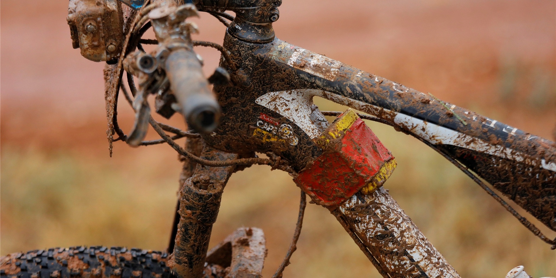 Ein verdrecktes, mit Schlammbedecktes Mountain Bike. Im Bikepark Winterberg können Moutain Bike-Fahrer verschiedene Strecken mit unterschiedlichsten Schwierigkeitsgraden fahren.