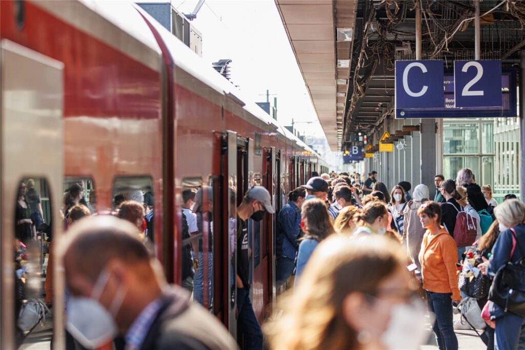 Fahrgäste steigen am Morgen in eine Regionalbahn der Deutschen Bahn ein. Fahrgäste steigen am Morgen in eine Regionalbahn der Deutschen Bahn ein.