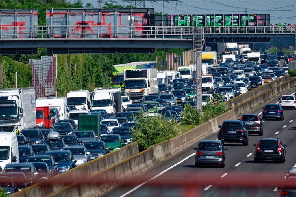 Autos stehen auf einer Autobahn im Stau. Autos stehen auf einer Autobahn im Stau.