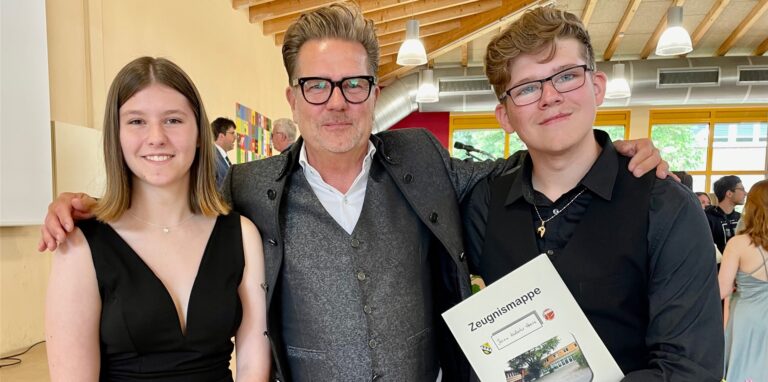 Dirk Brinkmann, Schulleiter der Christoph-Stöver-Realschule in Oer-Erkenschwick, gratuliert den Jahrgangsbesten: Laura Schneider und Jason Heese.