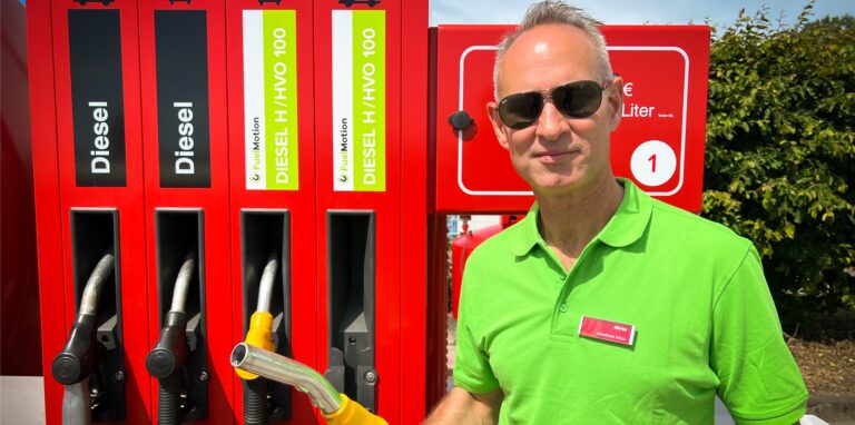 Andreas Deul, Geschäftsführer der Firma Wirtz Energie und Mineralöl GmbH, präsentiert die neue Tankstelle für Diesel aus Altspeisefetten in Dorsten.