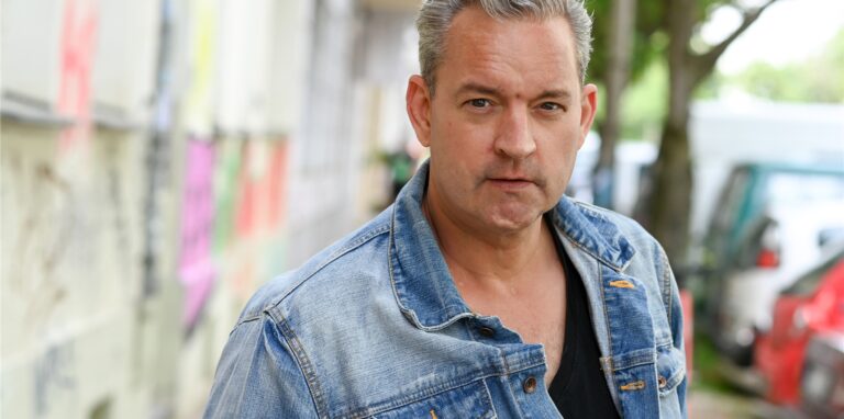Der Schauspieler Christian Kahrmann bei einem Spaziergang durch sein Kiez in Prenzlauer Berg.