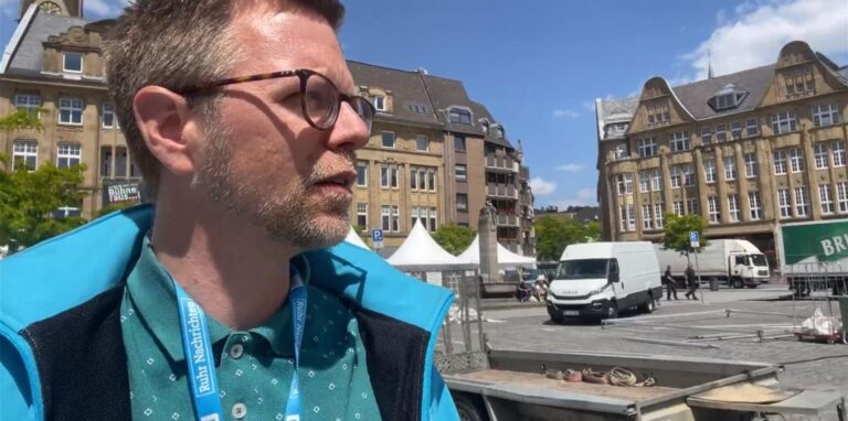 Unser Reporter Tobias Weckenbrock hat sich am Montag gegen 14 Uhr auf dem Altstadtmarkt umgesehen. Hier ist nun parken nicht mehr möglich. Erst in einer Woche geht es wieder.