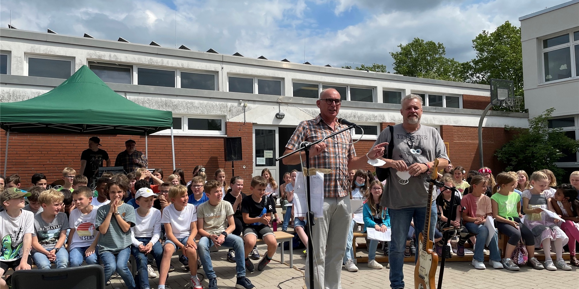 Kinder auf dem Schulhof der Agatha-Schule.