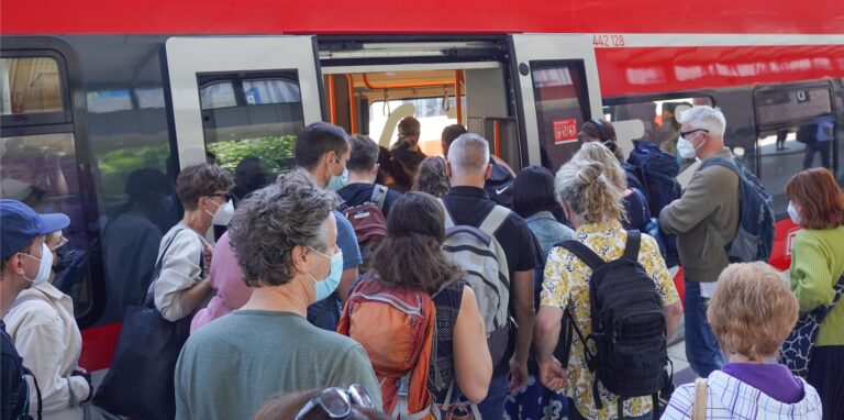 Zahlreiche städtische Mitarbeiter/innen fahren am 15. Juni mit dem Sambazug nach Hamburg (Symbolbild).