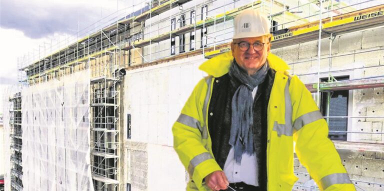 Projektleiter Udo Obermann steht vor der Recklinghäuser Markt-Quartier-Fassade.