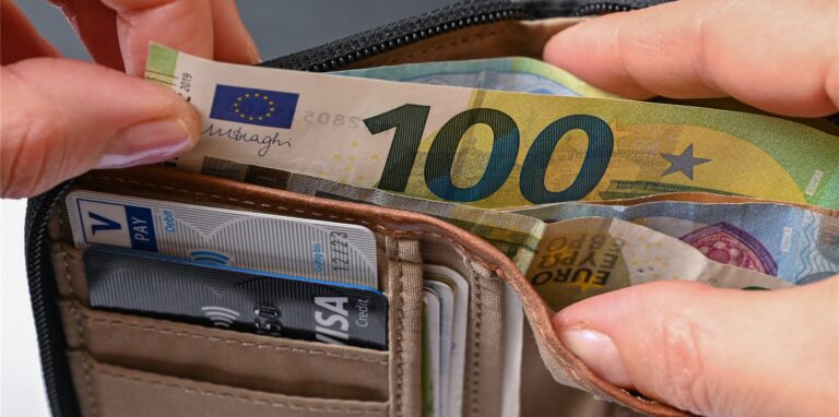 Viele Eurobanknoten stecken in einer Geldbörse.