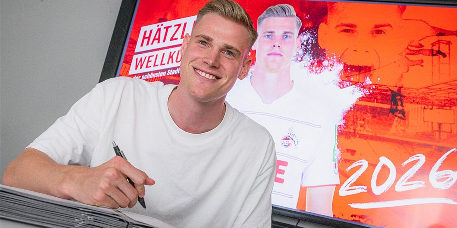 Steffen Tigges unterschreibt seinen Vertrag beim 1. FC Köln.