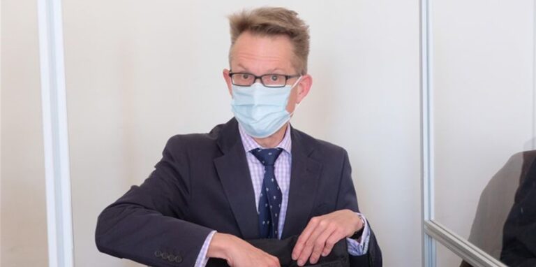 Der AfD-Europaabgeordnete Gunnar Beck am Dienstag auf der Anklagebank, wo er zu 9200 Euro Geldstrafe verurteilt wurde.