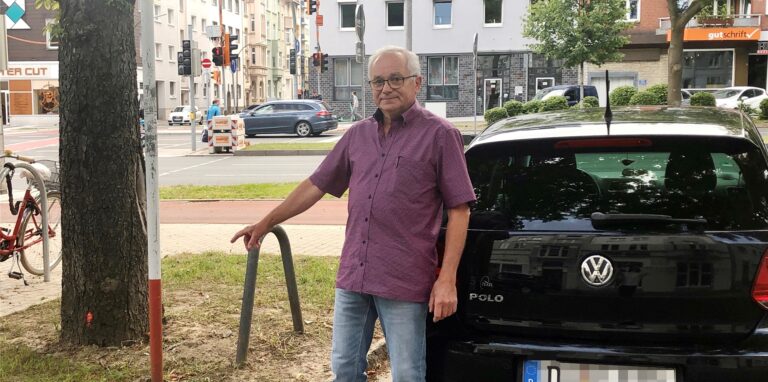 Wilfried Eilhoff zeigt auf die Stelle, an der das temporäre Halteverbotsschild stand. Der Polo seiner Tochter wurde aus dieser Parkbucht am Ostwall abgeschleppt.