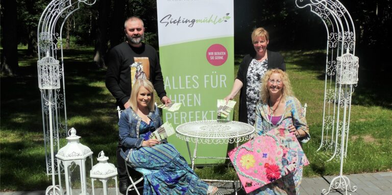 Die vier Organisatoren der Hochzeitsmesse auf der Terrasse der Sickingmühle.