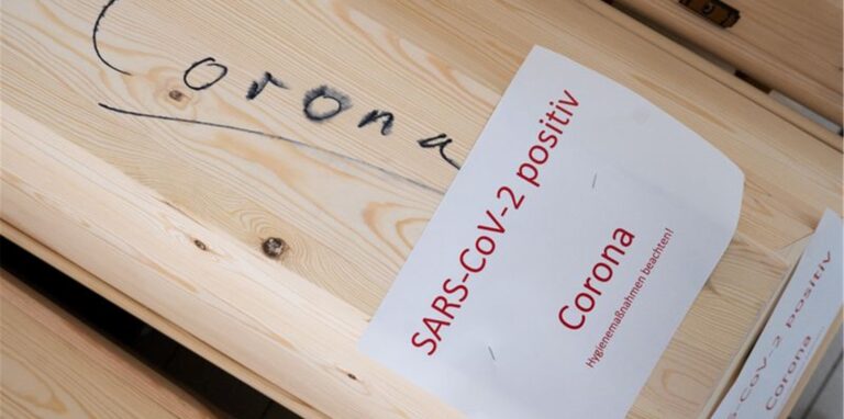 Ein Sarg mit der Aufschrift Corona