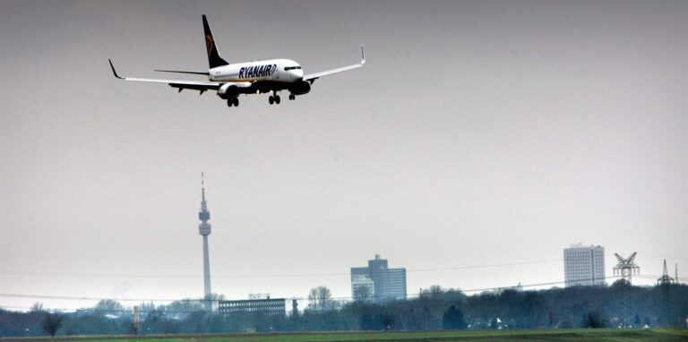Ein Ryanair-Flugzeug landet am Flughafen Dortmund.