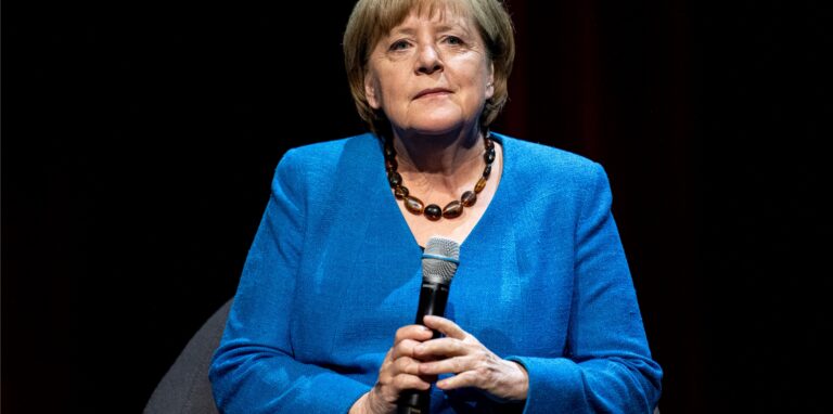 Die ehemalige Bundeskanzlerin Angela Merkel (CDU) sitzt im Berliner Ensemble, um auf Fragen des Journalisten und Autors Alexander Osang zu antworten unter dem Motto „Was also ist mein Land?“.