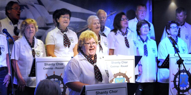 Der Shanty Chor Castrop-Rauxel rund um Conny Straßmann (vorne) macht mit beim Day of Song 2022 und lädt zum Mitsingen von Seemannsliedern ein.