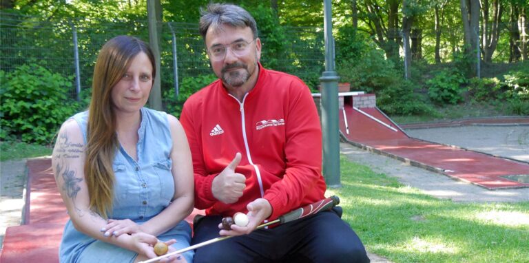 Maike Pichol und Stefan Seifert laden im Namen des BGV Backumer Tal Herten zum Nachtgolfen auf die Minigolfanlage im Backumer Tal ein.
