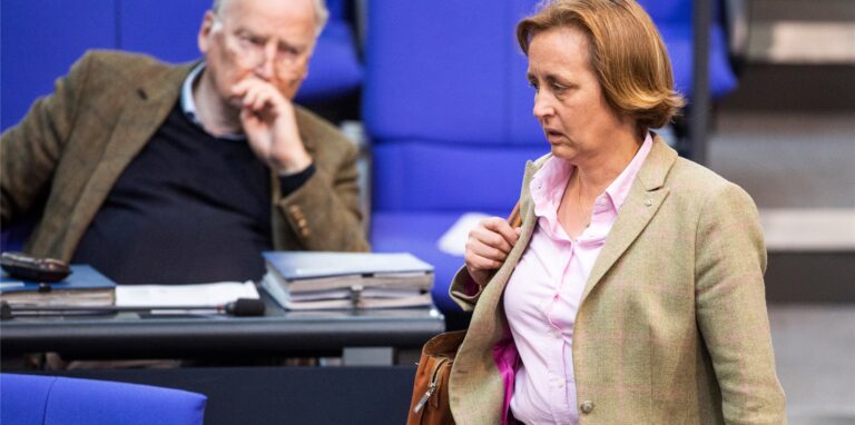 Beatrix von Storch (AfD), stellvertretende Bundessprecherin ihrer Partei, kommt zu einer Sitzung des Bundestags.