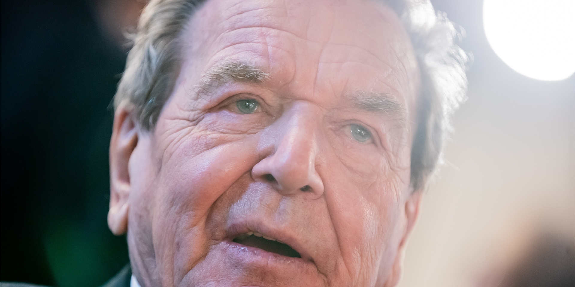 Gerhard Schröder (SPD), Bundeskanzler a.D., unterhält sich bei der Vorstellung der Biografie über Olaf Scholz, «Der Weg zur Macht».