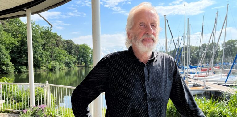 Werner Bluhm vor dem Stausee in Haltern an der Kajüte.