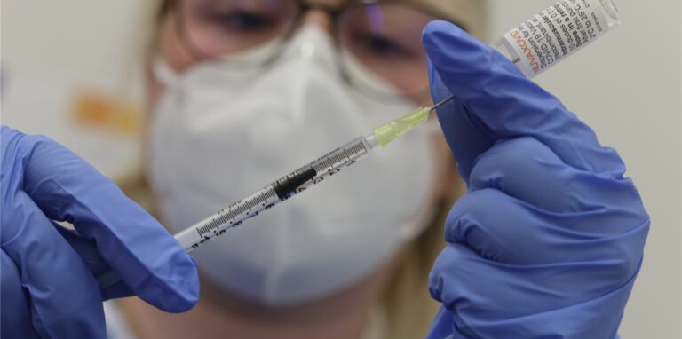 Eine Krankenschwester zieht im Impfzentrum des Landkreises Harz den Impfstoff Nuvaxovid vom Hersteller Novavax auf eine Spritze auf.