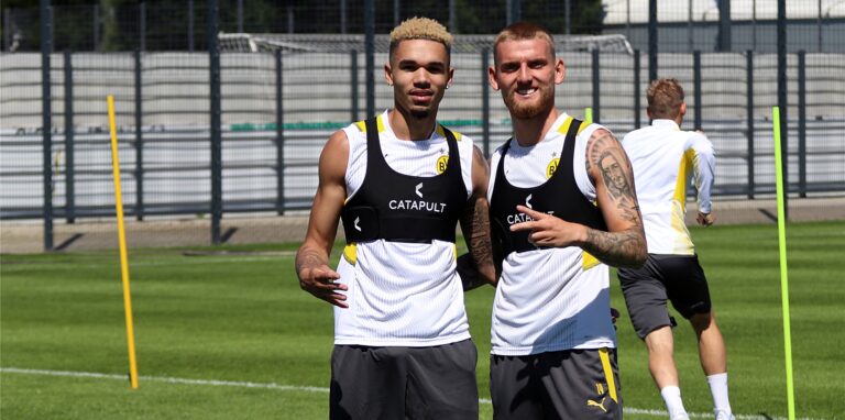 Die U23-Spieler Justin Njinmah und Ole Pohlmann grinsen in die Kamera.