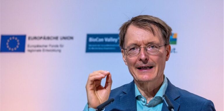 Karl Lauterbach auf der 17. Branchenkonferenz Gesundheitswirtschaft in Rostock. Hier diskutieren rund 300 Experten über die Aufarbeitung der Corona-Pandemie.