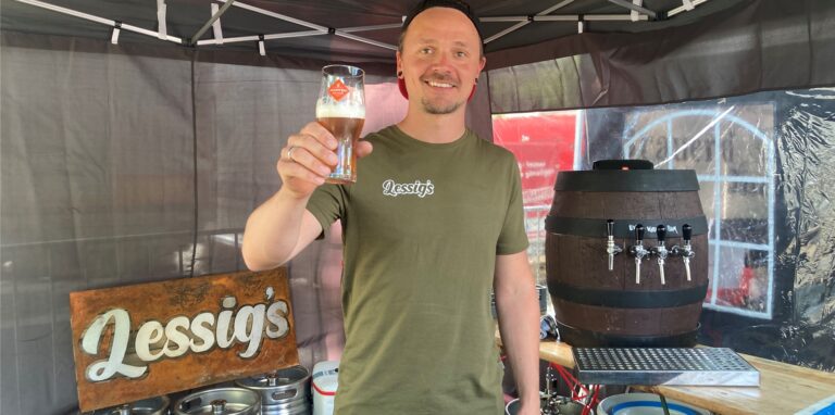 Daniel Lessing feiret mit seinem inzwischen selbst gebrauten Bier Premiere auf dem „Festival der Dortmunder Bierkultur“.