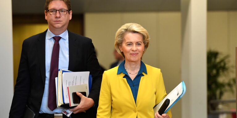 Ursula von der Leyen (CDU,r), Präsidentin der Europäischen Kommission, trifft zur wöchentlichen Sitzung des Kollegiums der Kommissare am EU-Hauptsitz